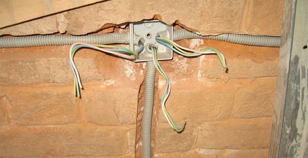 Как не повредить проводку при сверлении стен или потолка