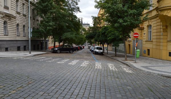 Какой тротуарной плиткой выложены тротуары и площади Запорожья