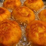 Беру картофель и куриное филе. Такие пирожки готовлю регулярно: вкусно и сытно