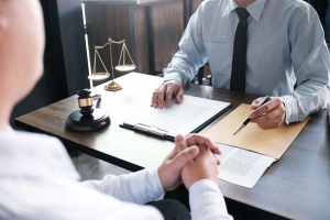 Как выбрать адвоката в следственных действиях и в случае споров по договору подряда