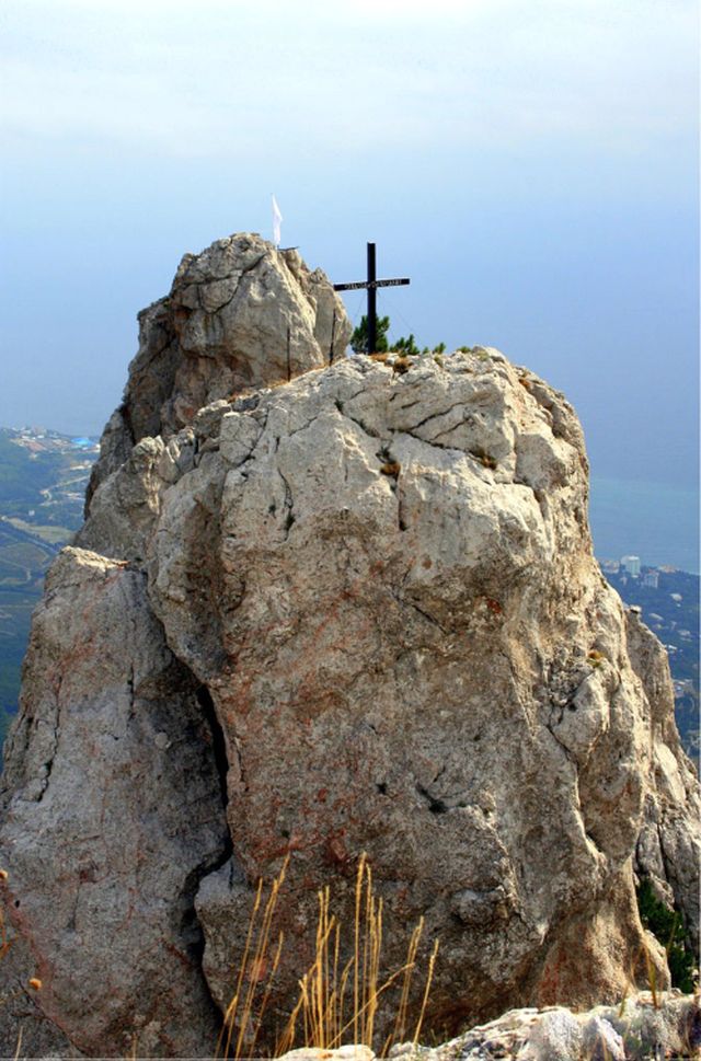 Крест на вершине Ай-Петри. Крым