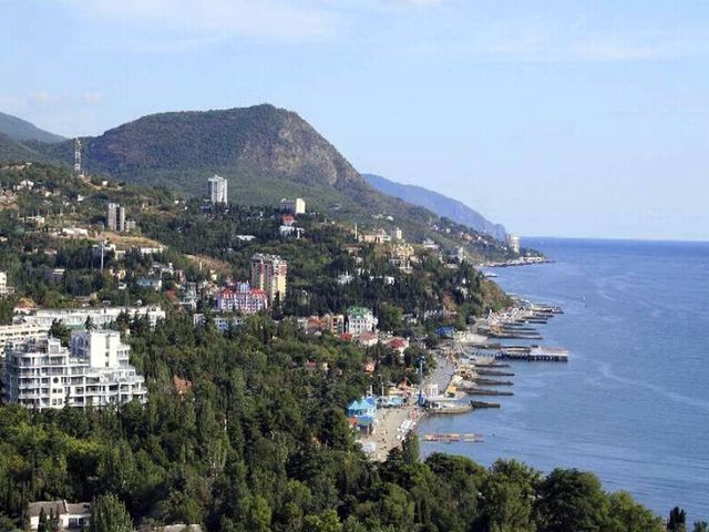 Морской берег Алушты