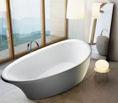 Ванна акриловая — просторная покупка для комфортного мытья и отдыха.