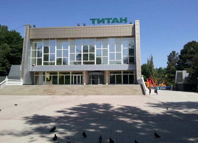 Площадь перед ЦКиД "Титан"