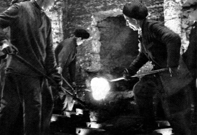 Севастопольцы трудятся в катакомбах. 1942 год