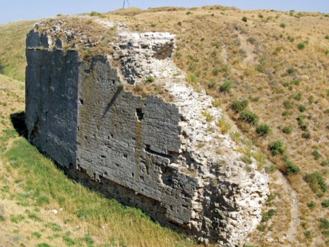 Руины западного бастиона Перекопской крепости
