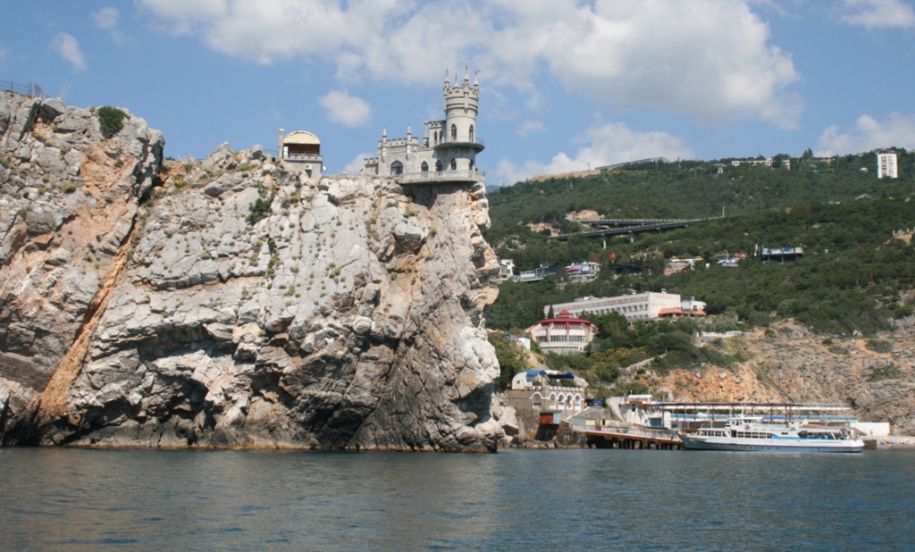 Ласточкино гнездо на скале Авроры в Крыму Ласточкино гнездо на скале Авроры в Крыму