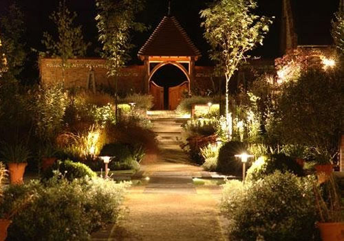 Освещение сада и придомовой территории: сделаем пространство безопасным и красивым