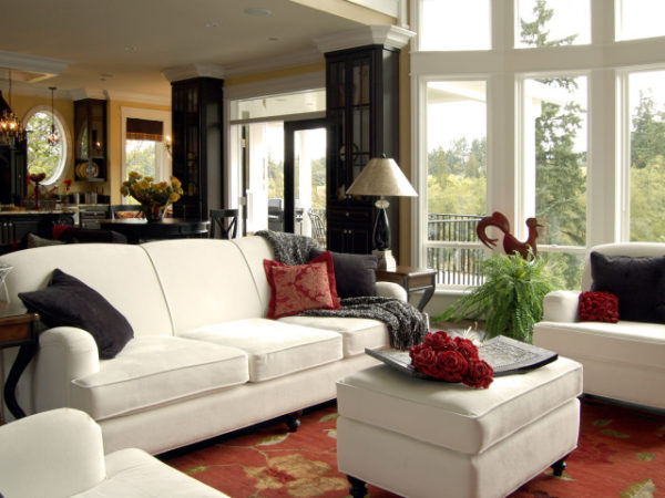 Диван в домашнем интерьере