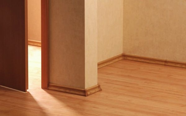 Напольные плинтусы: разновидности и преимущества