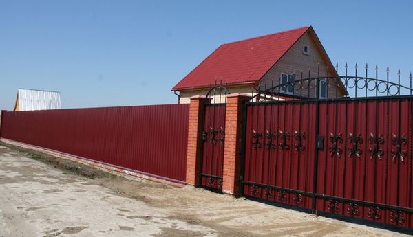 Заборы из профнастила: установка и преимущества