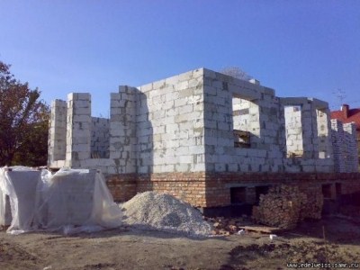 Здесь изображена красивая панорама из окна уютной квартиры