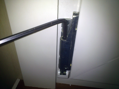 Что делать если, провисла створка пластикового окна?