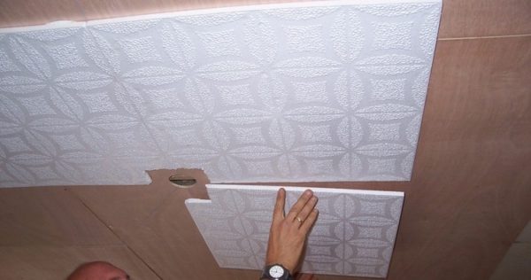 Как клеить потолочную плитку 