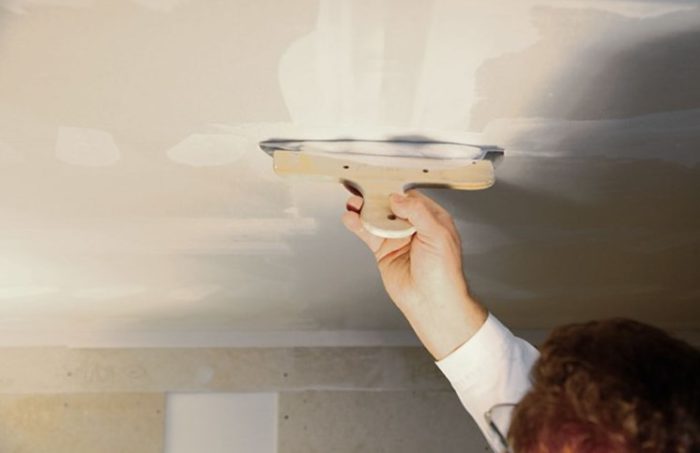 Как покрасить потолок водоэмульсионной краской без разводов