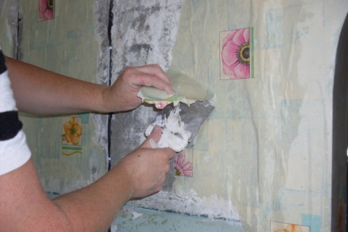 Как правильно клеить обои: подготовка стен, откуда начать, как клеить в углах, можно ли клеить обои на обои