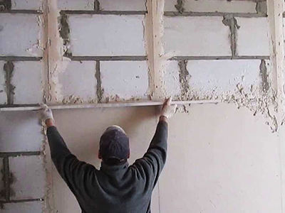 Как выровнять стены штукатуркой