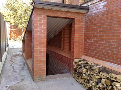 Наружный вход в подвал