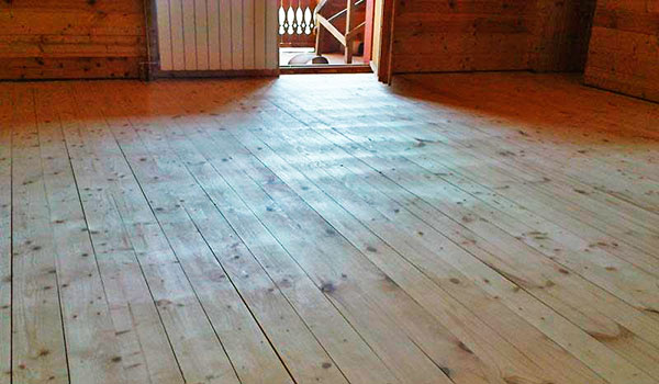 Щели в деревянном полу – технология устранения