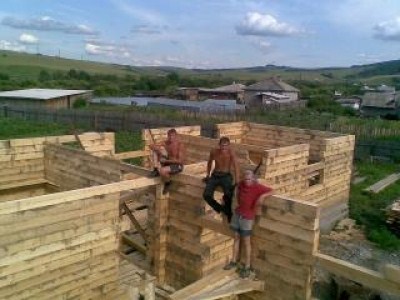 Владелец барбершопа отказался платить за ремонт пола и решил устелить его монетами