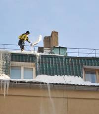 Уборка снега с крыши: соблюдение техники безопасности