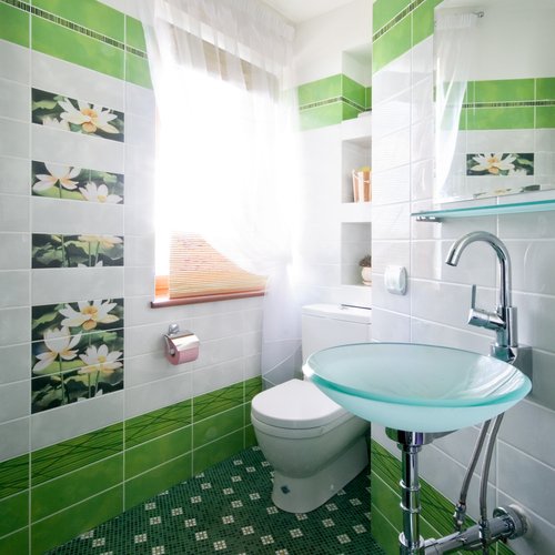 Как зрительно увеличить размер ванной комнаты?