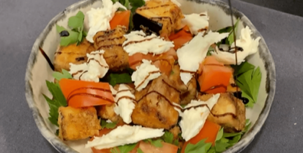 Изысканно и необычно: рецепт салата с хрустящими баклажанами