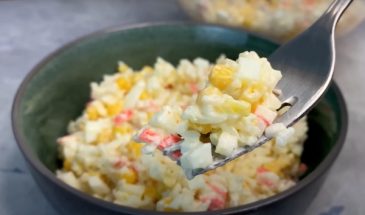 Подойдет к любому застолью. Крабовый салат: рецепт проверенный годами