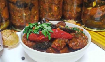 Рецепт: Салат с баклажанами — и овощами в томатном соусе, консервированный на зиму