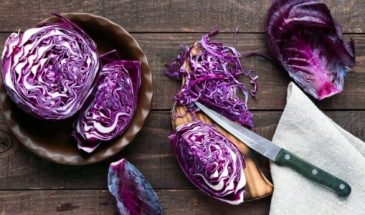 С клюквой и кориандром. Как приготовить краснокочанную капусту
