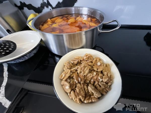 Рецепт: Айвовое варенье с орехами - вкусное, ароматное варенье