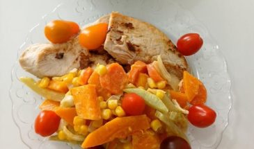 Рецепт: Теплый гарнир-салат из овощей — Гарнир-пятиминутка, очень быстро, полезно и вкусно, овощи с минимальной тепловой обработкой.