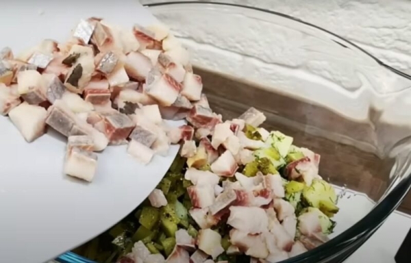 Только самые простые продукты. Вкуснейший салат с селёдкой «Деревенский».