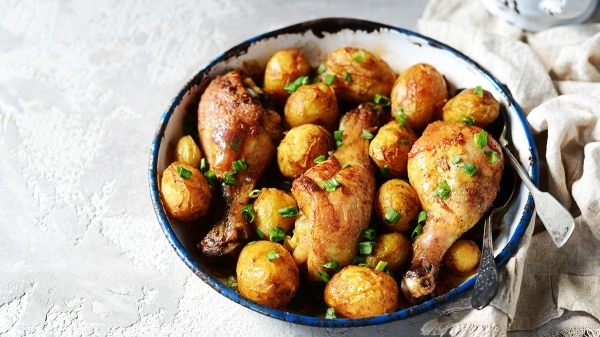 Как приготовить куриные голени с молодым картофелем в топленом масле: особый рецепт