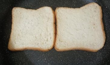 Рецепт: Пицца-тост с сосисками — На сковороде