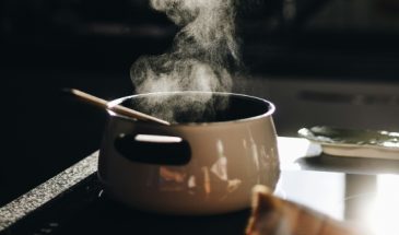 Сохранение качества и вкуса: можно ли ставить горячий суп в холодильник