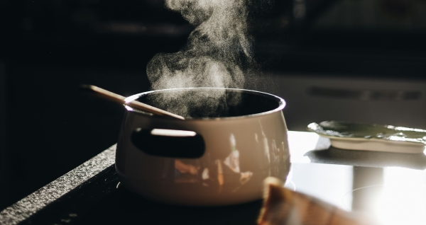 Сохранение качества и вкуса: можно ли ставить горячий суп в холодильник