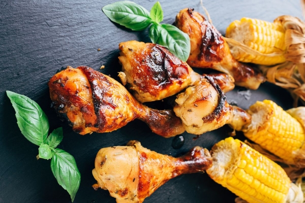 Попробуете раз – будете готовить всегда: особый рецепт куриных голеней с кукурузой