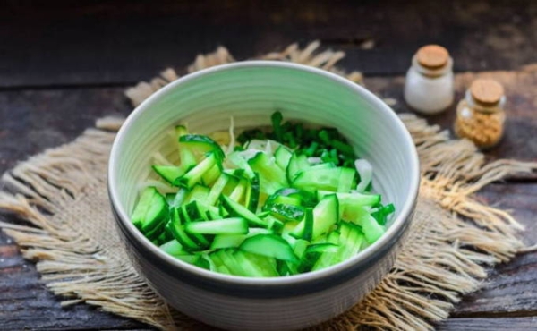 Салат с крабовыми палочками, кукурузой, яйцом и огурцом классический