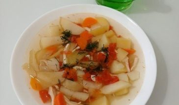 Рецепт: Куриный суп с помидорами — Диетический суп с белым мясом индейки и свежими помидорами.