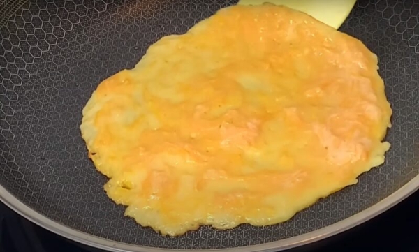 Просто натрите тыкву и добавьте 1 яйцо. Так готовит только моя бабушка: сладкие тыквенные блины на завтрак