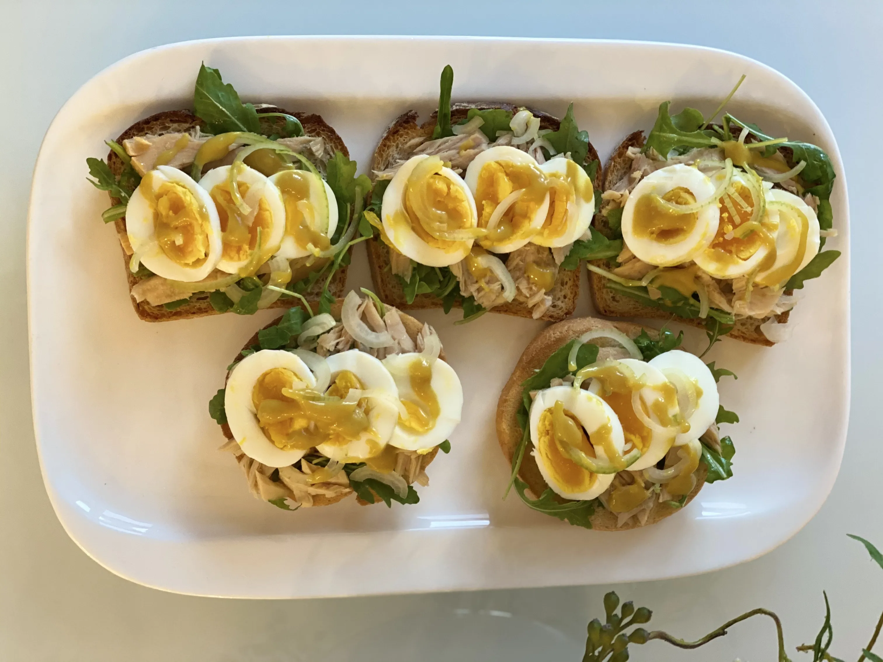 Отличная идея для закуски: порадуйте гостей бутербродами с тунцом