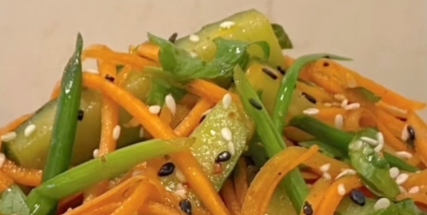 Обжигающе вкусно! Рецепт закуски из овощей по-корейски (видео)