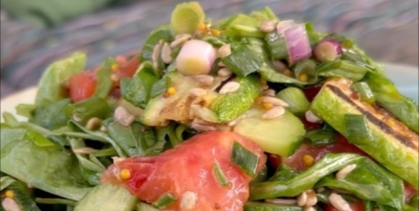Салат с кабачком по-гречески: сезонное блюдо для тех, кто питается правильно