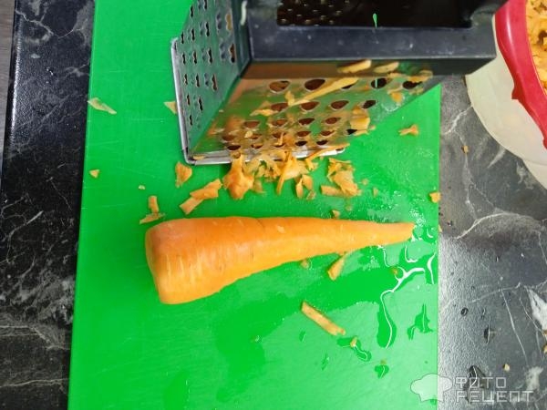 Рецепт: Морковный рулет с творожной начинкой — С помидорами