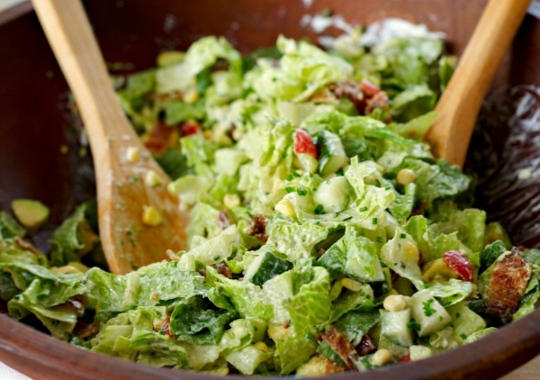 Цезарь, греческий и из тунца: рецепты популярных салатов по-новому