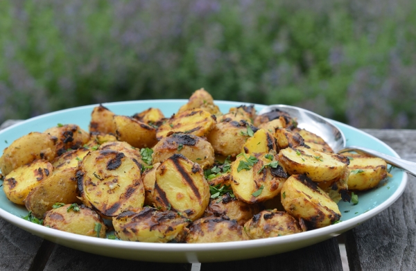 Идеальный гарнир для отдыха на природе – рецепт запеченного картофеля