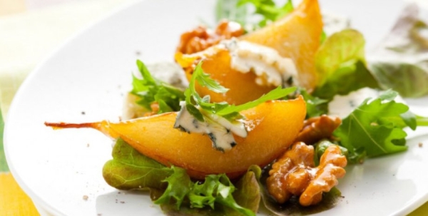Изысканный вкус: рецепт салата с грецкими орехами, фетой и медовыми грушами