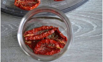 Вяленые помидоры в сушилке для овощей на зиму