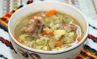 Классический рассольник с перловкой и огурцами